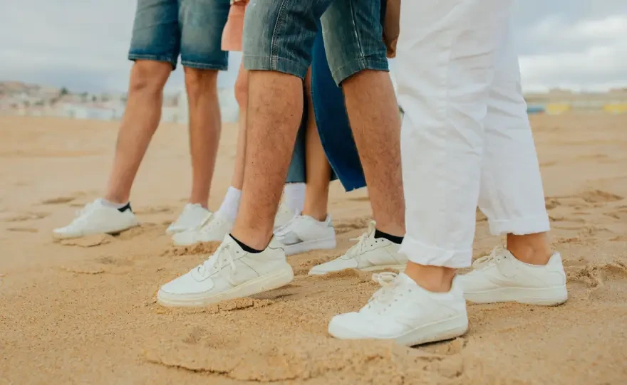 Muškarci na plaži nose anatomsku obuću